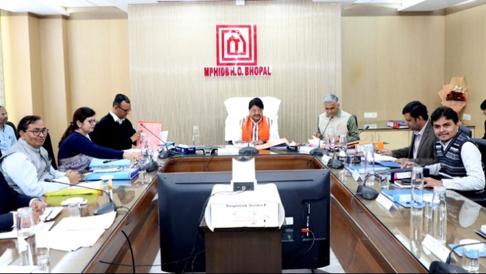 मध्य प्रदेश के नगरीय विकास एवं आवास मंत्री श्री कैलाश विजयवर्गीय द्वारा भोपाल स्थित हाउसिंग बोर्ड मुख्यालय में ली गई बैठक का विवरण है।