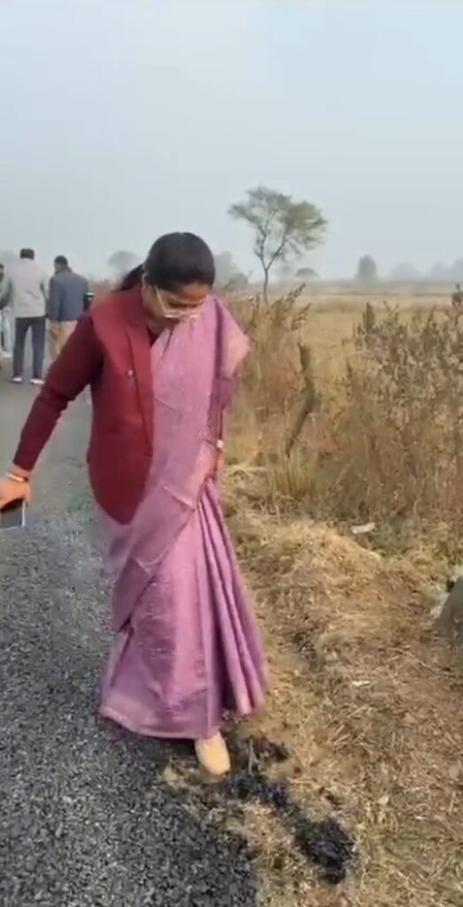 सतना: मंत्री के पैर मारते ही 'पापड़' की तरह उखड़ी सड़क, PWD इंजीनियर को ऑन-द-स्पॉट फटकार, ठेका निरस्त